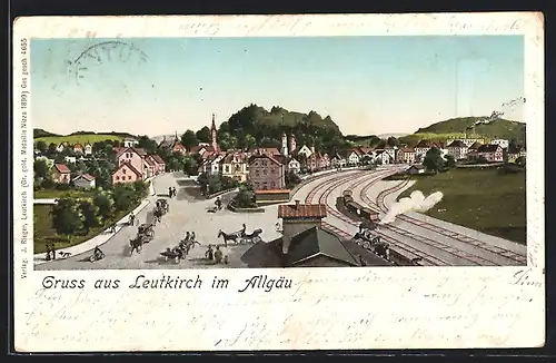 Goldfenster-AK Leutkirch /Allg., Ortsansicht mit Strasse und Bahnanlagen aus der Vogelschau, mit leuchtenden Fenstern