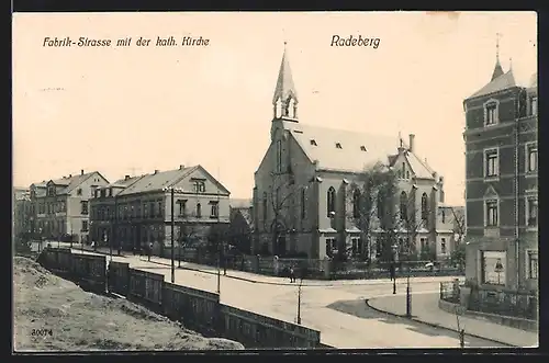 AK Radeberg, Fabrik-Strasse mit der katholischen Kirche