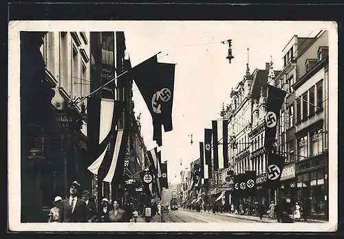 AK Saarbrücken, Bahnhofstrasse mit Geschäften im Flaggenschmuck, 