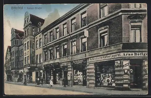 AK Bitterfeld, Kaiser-Strasse mit Geschäften