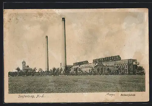 AK Senftenberg, Brikettfabrik, von einem Feld gesehen