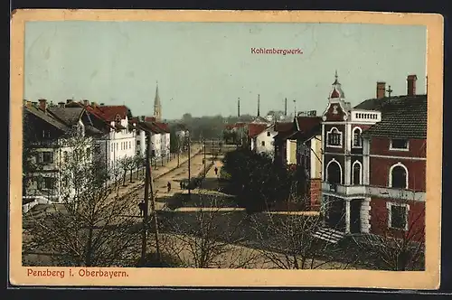 AK Penzberg /Obb., Strassenpartie mit Blick auf Kirche und Kohlenbergwerk