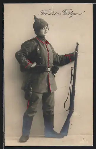 AK Fräulein Feldgrau, Soldatin in Uniform mit Gewehr