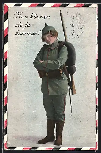 AK Soldatin in Uniform mit Pickelhaube und Gewehr