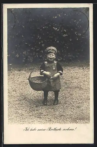 AK Kleiner Bursche mit Schirmmütze weint wegen der verlorenen Brotmarke