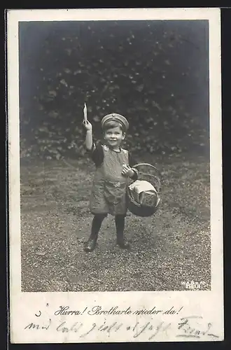 AK Kleiner Junge hält stolz eine Brotkarte in der Hand