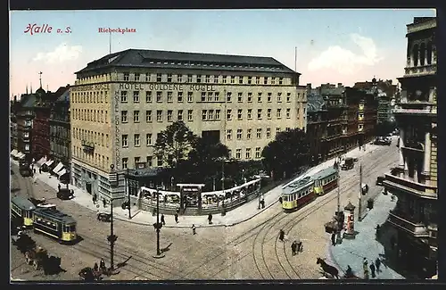 AK Halle a. S., Riebeckplatz mit Strassenbahnen und Hotel Goldene Kugel aus der Vogelschau