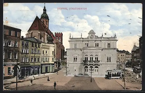 AK Troppau, Stadttheater mit Strassenbahn und Geschäften