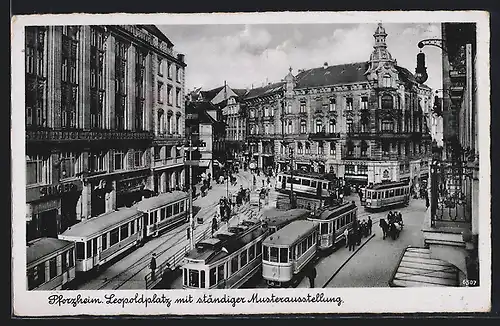 AK Pforzheim, Leopoldsplatz mit ständiger Musterausstellung und Strassenbahnen