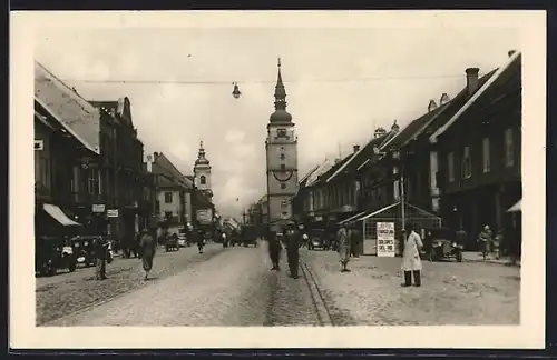 AK Trnava, Strassenpartie mit Passanten