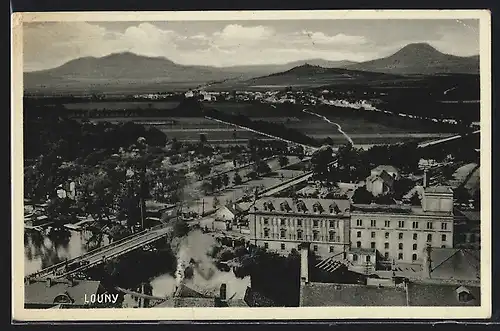 AK Laun / Louny, Flusspartie mit Brücke und Wohnhäusern