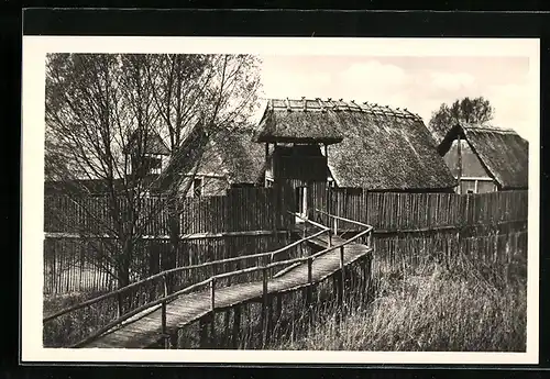 AK Unteruhldingen /Bodensee, Freilichtmuseum, Landtor mit Wehrturm und Palisade im Pfahldorf d. Steinzeit