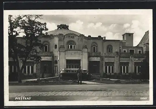 AK Piestany, Gebäudeansicht mit Autobus und einem Soldaten