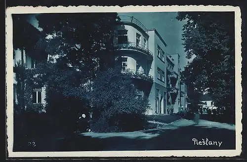 AK Piestany, Strassenpartie mit Passanten