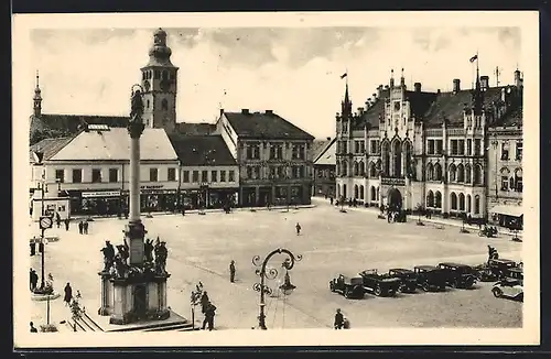 AK Neu Bidschow / Novy Bydzov, Marktplatz mit Autos und Hostinec