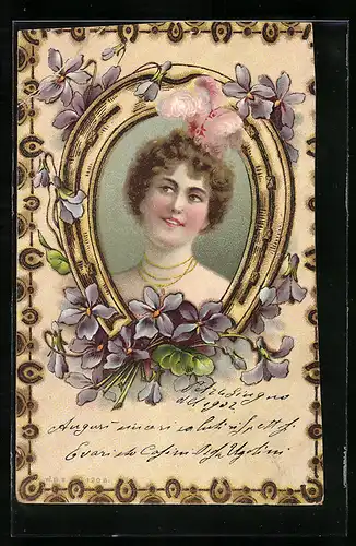 Holzbrand-Imitations-AK Junge Frau im Hufeisen mit Veilchen