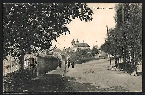 AK Kostelec n. Orl., Strassenpartie mit Blick zur Kirche