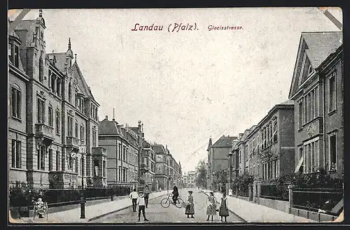 AK Landau /Pf., Glacisstrasse mit Kindergruppe, Radfahrer