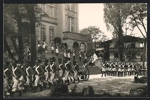 AK Oetigheim, Volksschauspiele, Soldaten vor einem grossen Gebäude