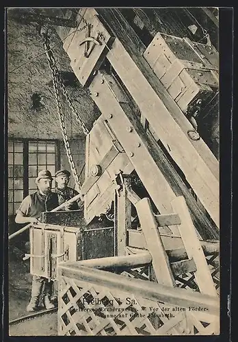 AK Freiberg, Arbeiter vor der alten Fördertonne auf Grube Elisabeth