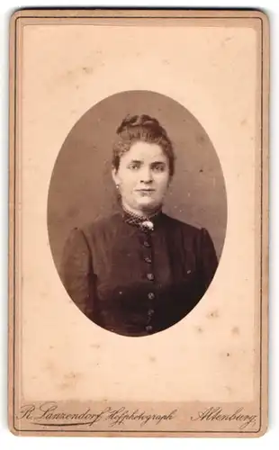 Fotografie R. Lanzendorf, Altenburg, Bernhardt-Str. 5, Hübsche junge Frau mit Hochsteckfrisur und Medaillonkette