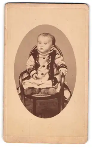 Fotografie H. Geyh, Olbernhau, Niedliches kleines Mädchen mit Mantel auf einem Stuhl sitzend