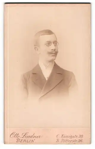 Fotografie Otto Lindner, Berlin, König-Str. 30, Gutbürgerlicher Herr mit Brille und Schnauzbart