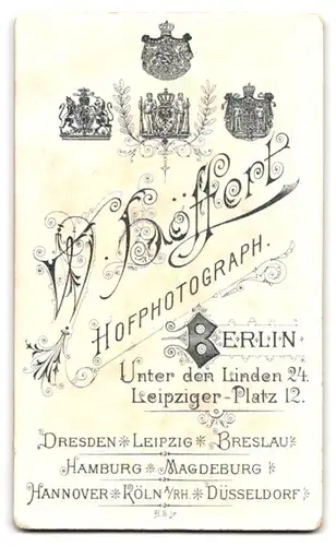 Fotografie W. Hoffert, Berlin, Unter den Linden 24, Ernst blickender Herr mit Geheimratsecken und Krawatte