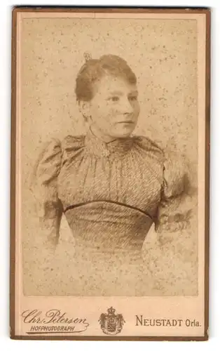 Fotografie Chr. Petersen, Neustadt a. d. Orla, Schillerstrasse, Junge gutaussehende Frau mit sehr schmaler Taille