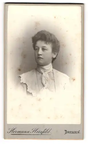 Fotografie Hermann Herzfeld, Dresden, Altmarkt, Brünette Dame mit strengen Blick und zurückgebundenem Haar