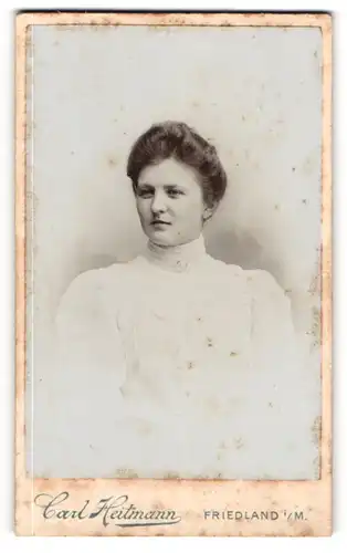 Fotografie Carl Heitmann, Friedland i. M., Kaiserstr. 232, Junge hübsche Dame mit Hochsteckfrisur im weissen Kleid