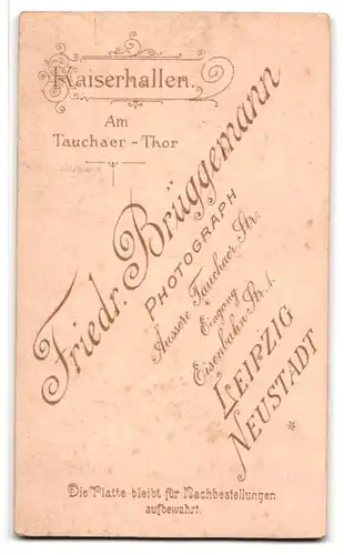 Fotografie Friedr. Brüggemann, Leipzig, Äussere Tauchaer Strasse, Niedliches blondes Mädchen mit einem Schaukelpferd