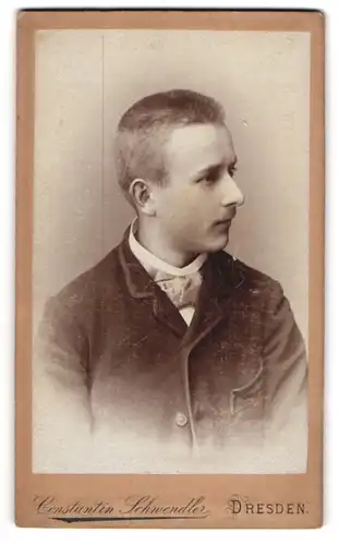 Fotografie Constantin Schwendler, Dresden, Sophienstr. 5, Junger Mann mit kurzen blonden Haaren im Seitenprofil