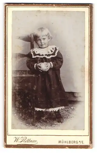 Fotografie W. Rittner, Mühlberg a. E., Niedliches blondes Mädchen mit verschmitztem Lächeln