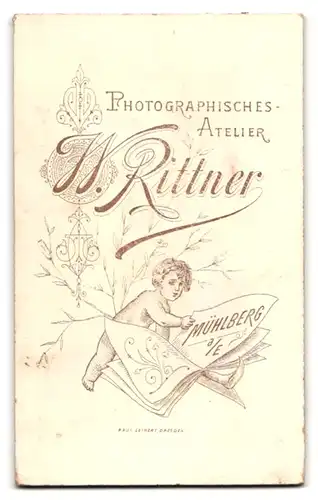 Fotografie W. Rittner, Mühlberg a. E., Niedliches blondes Mädchen mit verschmitztem Lächeln