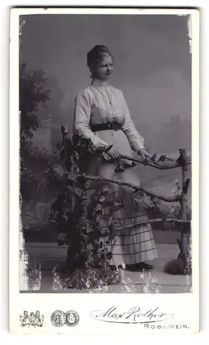 Fotografie Max Rother, Rosswein, Mittelstr. 17, Schöne junge Frau in stolzer Pose und mit Hochsteckfrisur