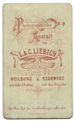 Fotografie L. & C. Liebich, Weilburg, Attraktiver Herr blickt unsicher zur Seite