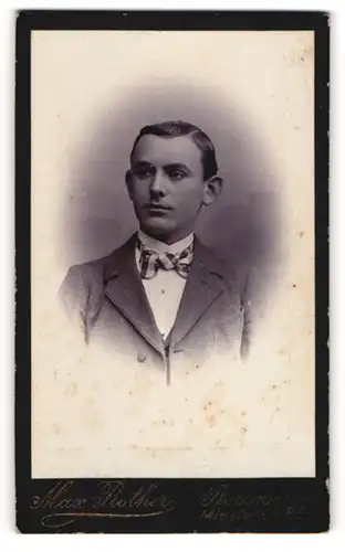 Fotografie Max Rother, Rosswein, Mittelstr. 488, Junger Mann mit grossen Ohren und karierter Fliege