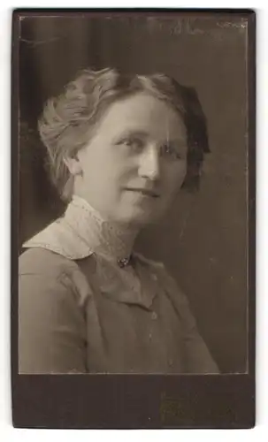 Fotografie Hahn Nachfolger, Dresden, Ferdinand Str. 11, Gutaussehende Frau mit sympathischem Lächeln