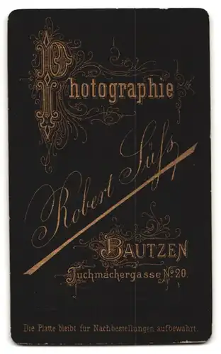 Fotografie Robert Süfs, Bautzen, Tuchmachergasse 20, Junges Mädchen mit streng zurückgebunden Haaren und Kreuzkette