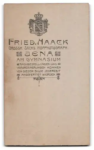 Fotografie Friedr. Haack, Jena, Am Gymnasium, Niedliches kleines Mädchen mit Kulleraugen und weissem Kleidchen