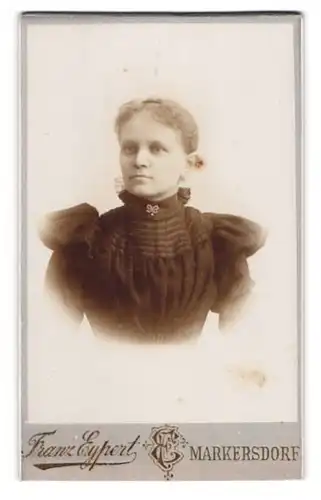 Fotografie Franz Eypert, Markersdorf, Junge gutaussehende Frau im schwarzen Kleid mit Puffärmeln