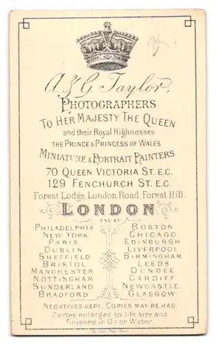 Fotografie A. G. Taylor, London, 70 Queen Victoria Street, Britischer eleganter Herr mit Backenbart und Fliege