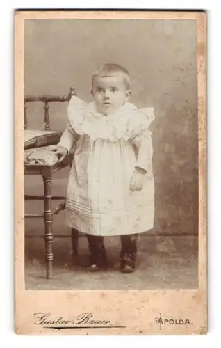 Fotografie Gustav Bauer, Apolda, Obere Bahnhof-Strasse, Blondes niedliches Mädchen im ausladenden weissem Kleid