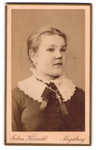 Fotografie Julius Kosmehl, Magdeburg, Alte Ulrichsstr. 2-3, Junges hübsches Mädchen mit blondem Haar und Spitzenkragen