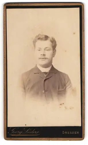 Fotografie Georg Lüders, Dresden, Bautznerstr. 81, Junger Mann mit Seitenscheitel und leichtem Oberlippenbart
