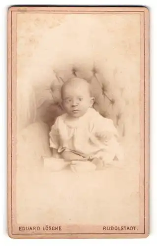 Fotografie Eduard Lösche, Rudolstadt, Mauer-Str. 27, Niedliches Kleinkind mit nackten Füsschen und neugierigem Blick