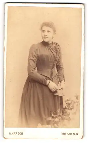 Fotografie G. Karsch, Dresden, Gr. Meissnerstr. 17, Lächelnde hübsche Frau mit Fächer in der Hand