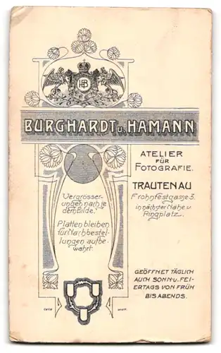 Fotografie Burghardt u. Hamann, Trautenau, Frohnfestgasse 3, Junger Mann mit gelangweiltem Blick und Seitenscheitel