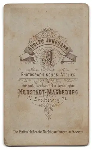 Fotografie Adolph Junghans, Neustadt-Magdeburg, Breiteweg 21, Hübscher junger Mann mit freundlichem Blick und Schnauzer